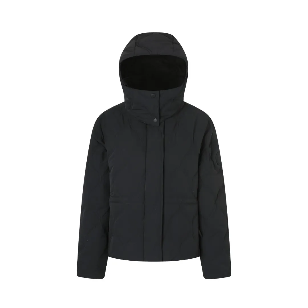 P1060 Canada Goose hooded down jacket fabric selection; nylon fabric is known for its high strength, excellent wear and tear resistance, and excellent durability. At the same time, it is light in texture, easy to move, and has excellent water-repellent function, which can effectively deal with light rain and humidity. Technology: Double-needle quilting technology is used. Double-needle quilting technology is a sophisticated sewing technology. Its core feature is to use two needles to quilt at the same time to form two parallel stitches. This design not only makes the quilting lines visually more three-dimensional, regular and refined, but more importantly, it greatly enhances the firmness of the sewing. The double lines in parallel form a more stable structure, which can effectively lock the internal filling and significantly prevent it from shifting, accumulating or velveting during wearing or washing, thereby ensuring that the thermal insulation layer is evenly distributed without cold spots, and comprehensively improves the durability and thermal efficiency of the product.    High-quality filling: It is filled with 90% selected white duck down, weighing 170g, ensuring fluffy rebound, lightness and warmth.  Accessories: one-to-one customized three-standard, one-to-one customized zipper, one-to-one customized hardware
